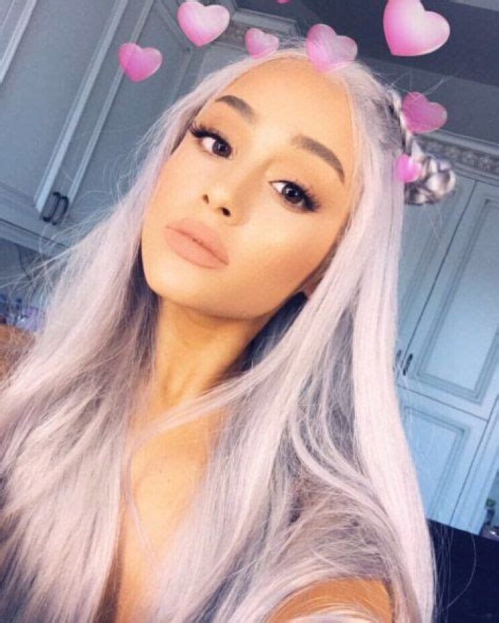 Ariana Grande dyes hair grey