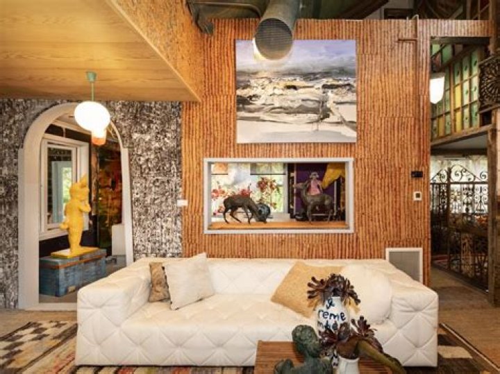 Artist David Bromley draws in potential buyers with Hepburn Springs home sale