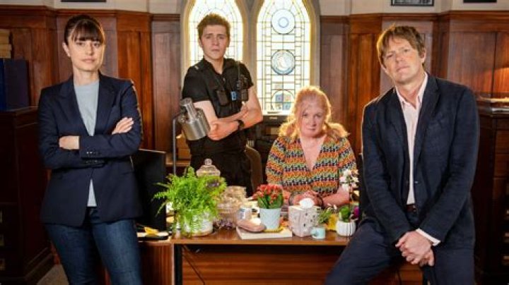 Beyond Paradise fans thrilled as stars reunite after 36 years in latest episode