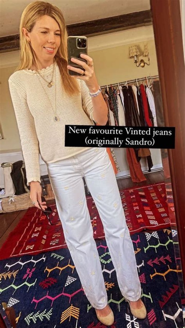 Carrie Johnson wows in figure-flattering jeans in stunning photo from family home