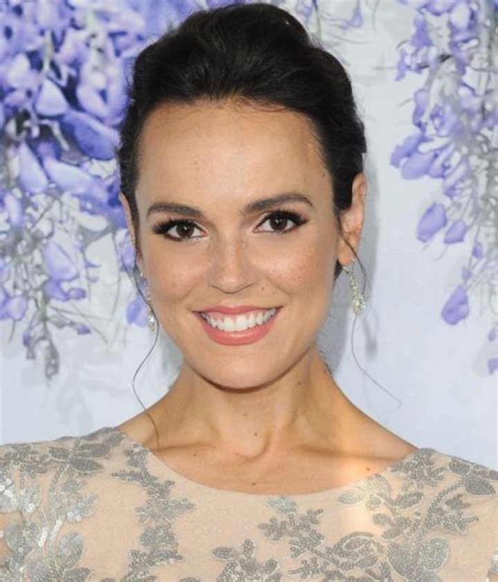 Erin Cahill Biography, Facts & Family Life of American Actress
