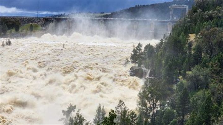 Footage shows raging torrent spilling from NSW dam