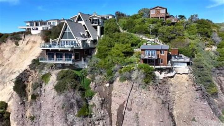 Forget Portsea, this clifftop stunner is on the market in Frankston with sweeping views of Port Phillip Bay