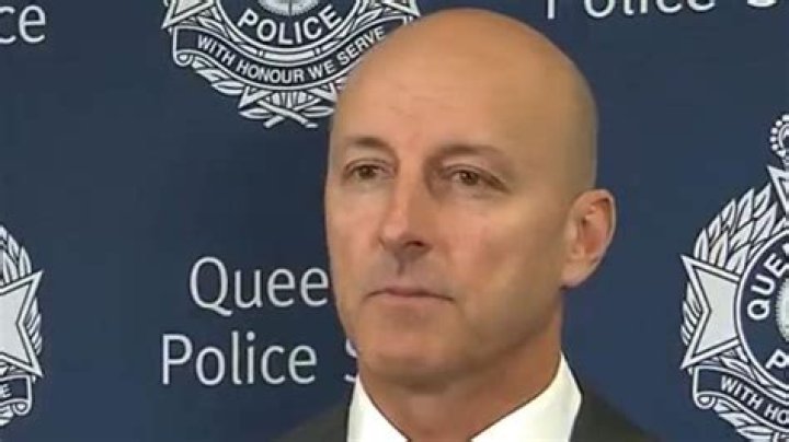 Helensvale shooting: Police hunt for gunman after 19yo shot in elbow