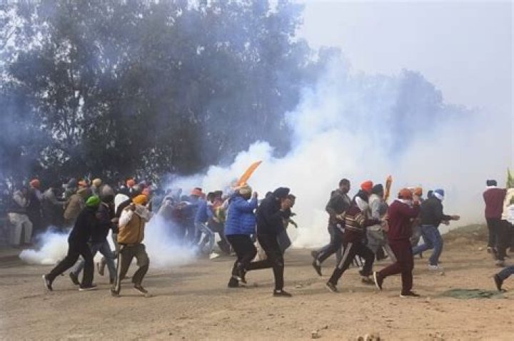Indian police tear gas farmers protesting for better crop prices