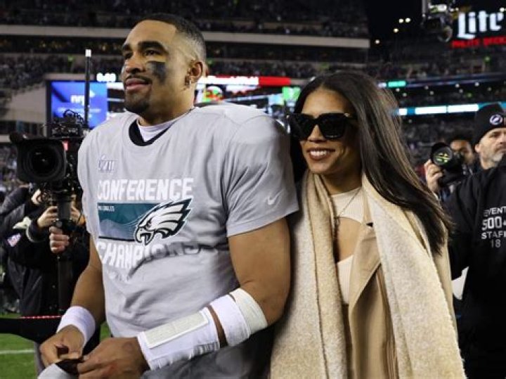 Is Louis Tomlinson gay, who is girlfriend or wife, their net worth, siblings, son and mother