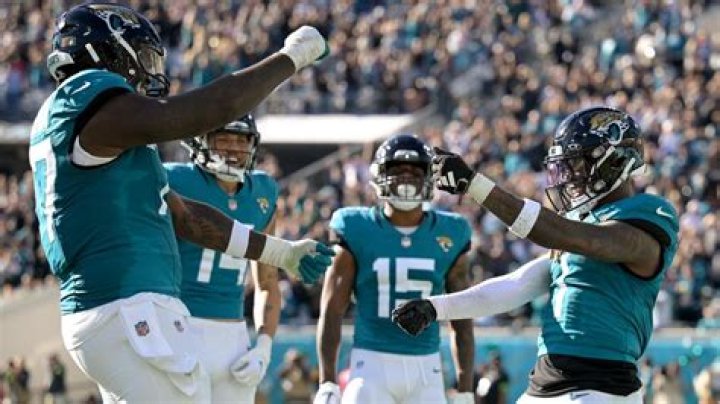 Jaguars visit looking to clinch 2nd straight AFC South title against the Titans