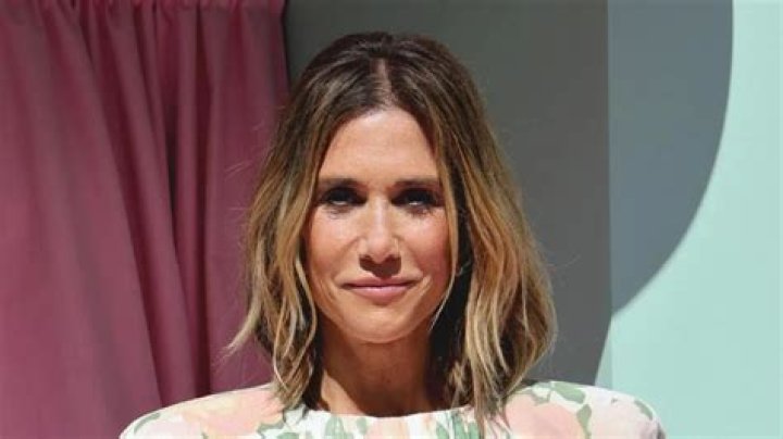 Kristen Wiig – Bio, Net worth, Boyfriend or Husband, is she online ?