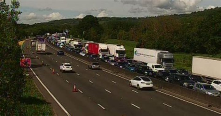 Live M25 traffic updates as crash sees all vehicles held near Godstone plus lane shut near Enfield