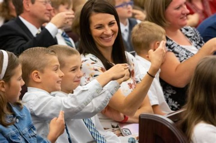 Lo que el élder Rasband y la presidenta Johnson les enseñaron a los niños de la Primaria en Alaska sobre el Espíritu Santo