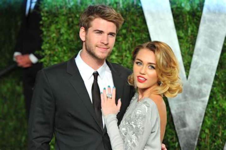 Miley Cyrus and Liam Hemsworth back together: singer flashes engagement ring