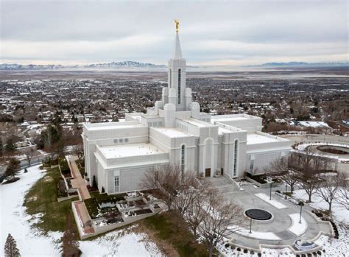 More than 40% of Canadian Latter-day Saints live in which province?