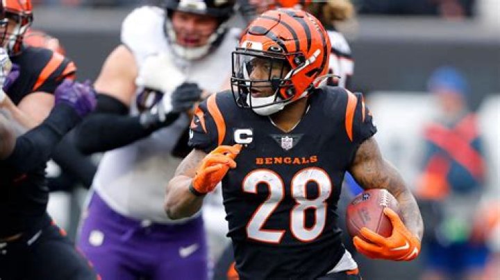 Police charge Bengals' Joe Mixon with aggravated menacing