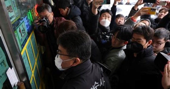 Policía de Corea del Sur registra la casa del sospechoso que apuñaló al líder de la oposición