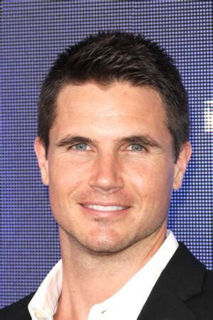 Robbie Amell Biography