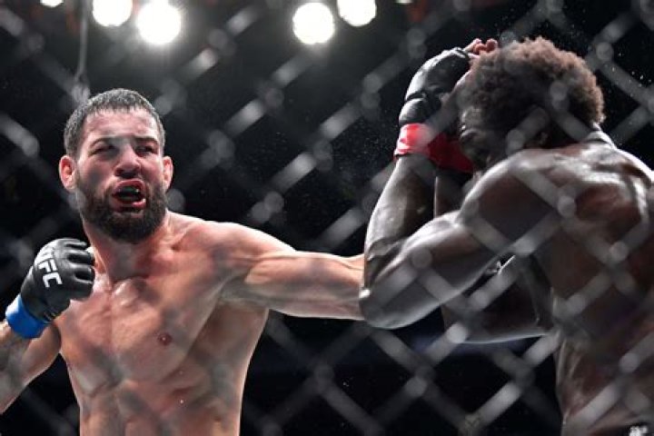 Sean Strickland outpoints Nassourdine Imavov in UFC main event