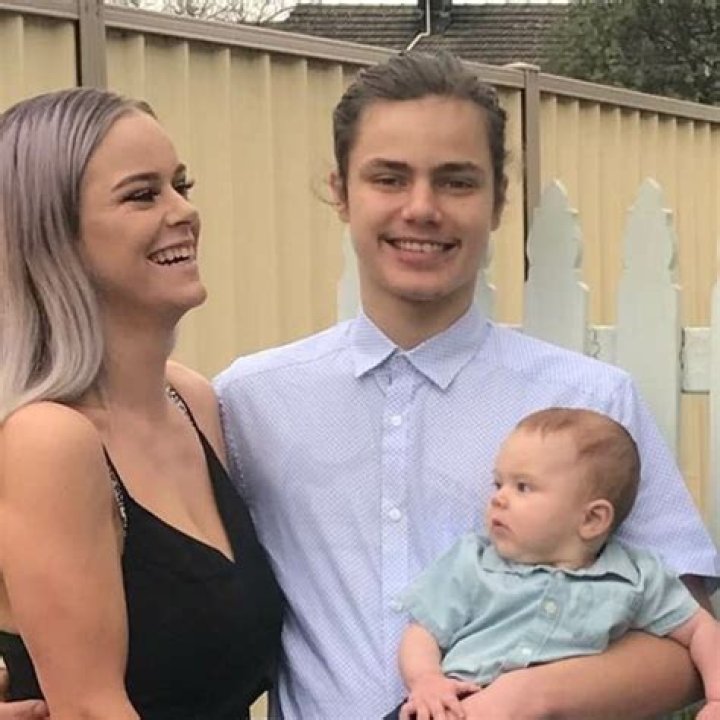 Teen Mom star Ammersen Chambers grabs toddler after stranger runs to him