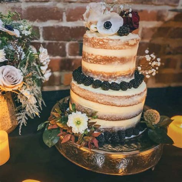 This DIY Costco wedding cake hack with Trader Joe's flowers only cost $50