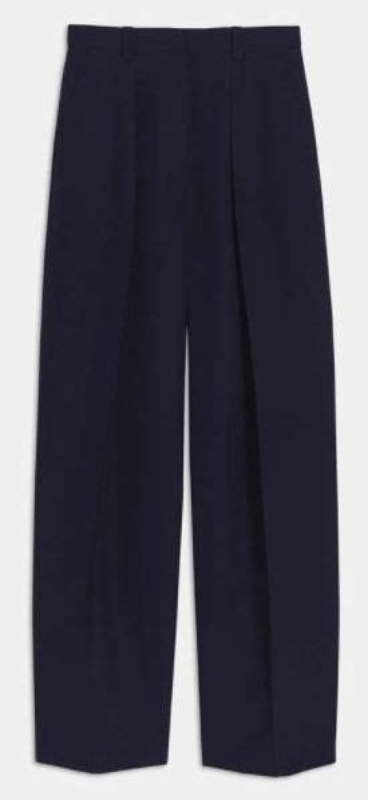 Victoria Beckham has us swooning over her waist-cinching trousers