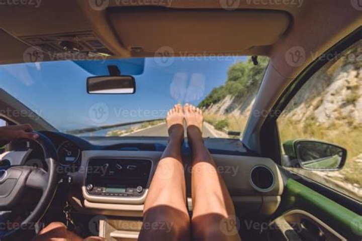 X-ray reveals woman’s crushed hips after resting feet on car dashboard